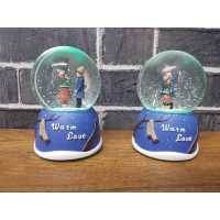 Wholesale Winter Tale Themed Romantic Couple Musical Snow Globe