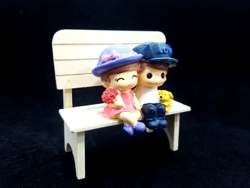 Wholesale Wooden Bench Sitting Lover Figurines