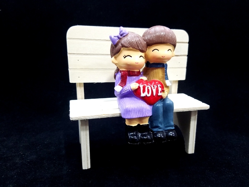 Wholesale Wooden Bench Sitting Lover Figurine