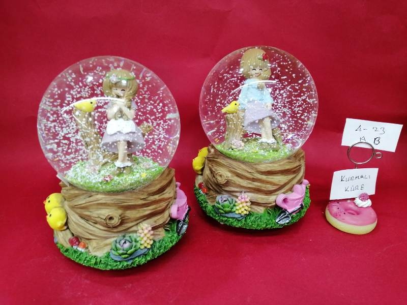 Wholesale Large Size Wind Up Girl Snow Globe