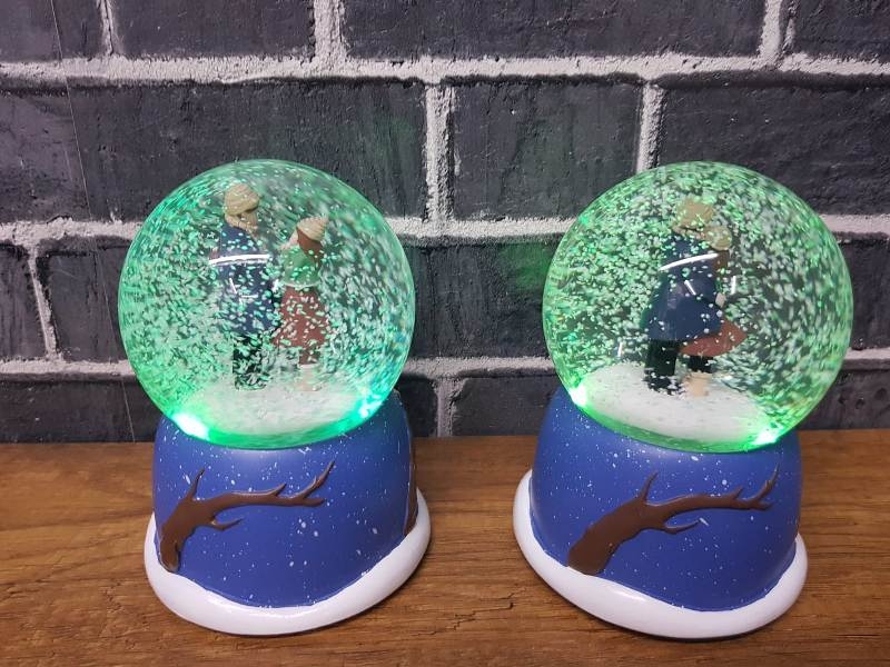 Wholesale Lighted Musical Spray Lover Snow Globe