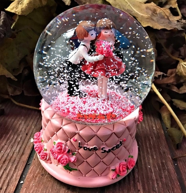 Wholesale Lighted Musical Lover Themed Snow Globes