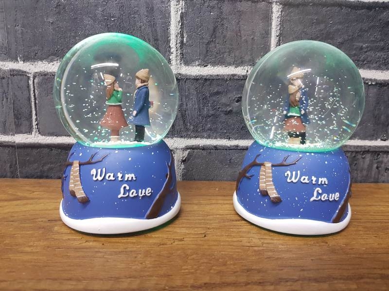 Wholesale Winter Tale Themed Romantic Couple Musical Snow Globe