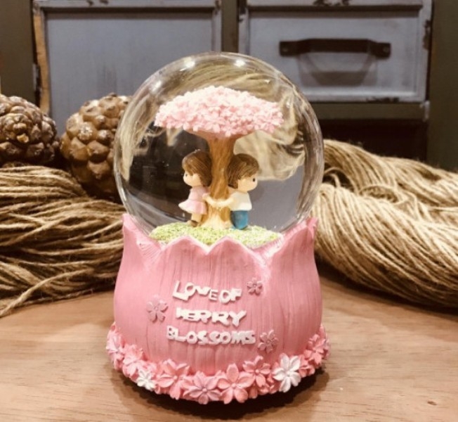 Wholesale Wind-Up Musical Lover Snow Globe