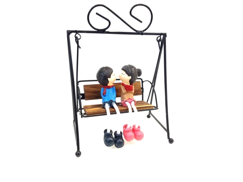 Wholesale Metal Swing Kissing Lover Figurines