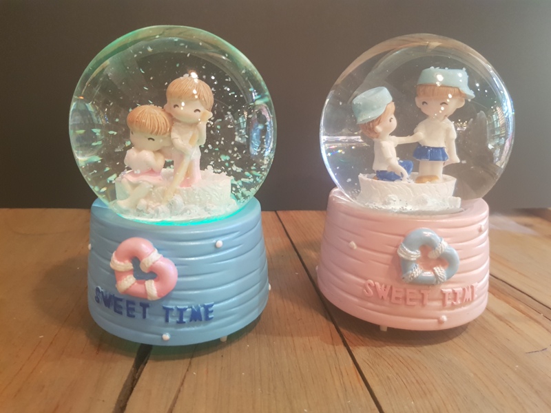 Wholesale Spraying Musical Snow Globe