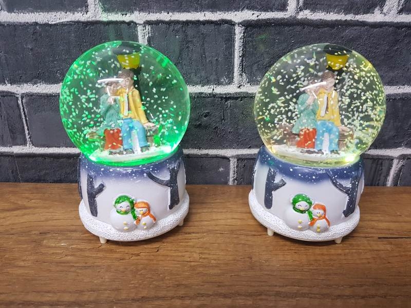 Wholesale Spray Lover Snow Globes